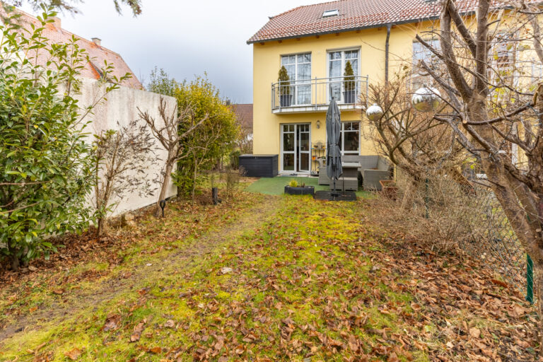 Seltene Gelegenheit in bester Wohnlage – Doppelhaushälfte mit sonnigem Garten!